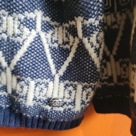 SOLD Chanel CC logo Cashmere Sweater - Picture 4 of 8